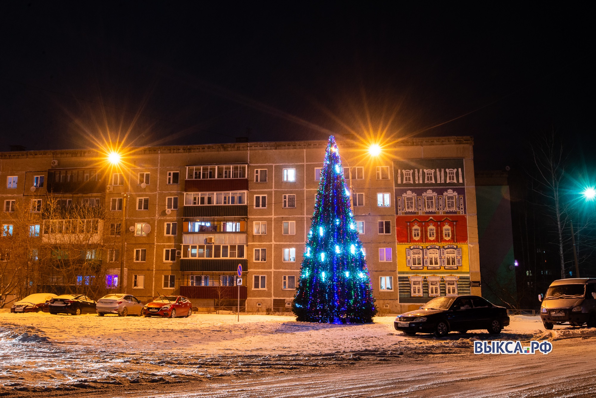 Новую 12-метровую ёлку установили в микрорайоне Жуковского