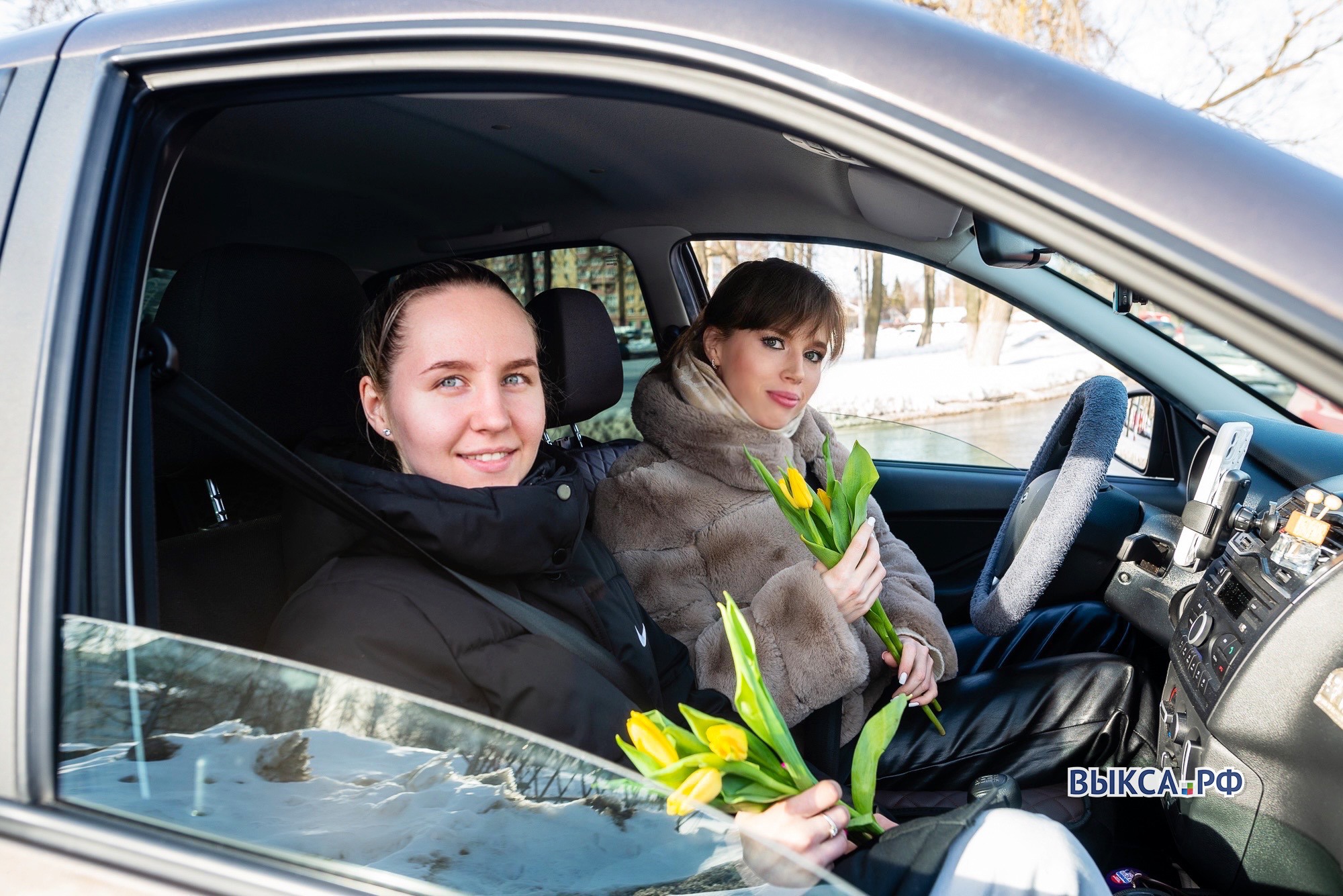 Остановитесь, вам цветы! Женщин-водителей и пассажиров поздравили с 8 Марта 📸