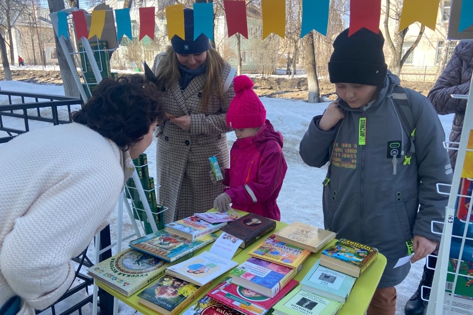 Выксунцы обменялись книгами на Комсомольской площади