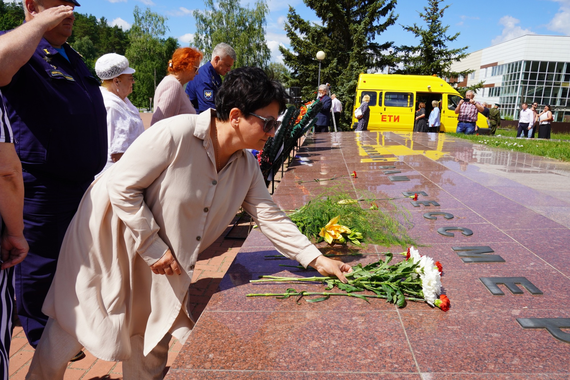 Участники митинга возложили цветы к Вечному огню