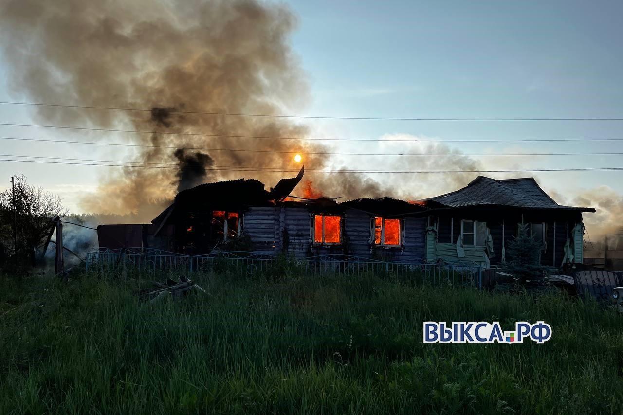 Дом на две квартиры сгорел в Полдеревке