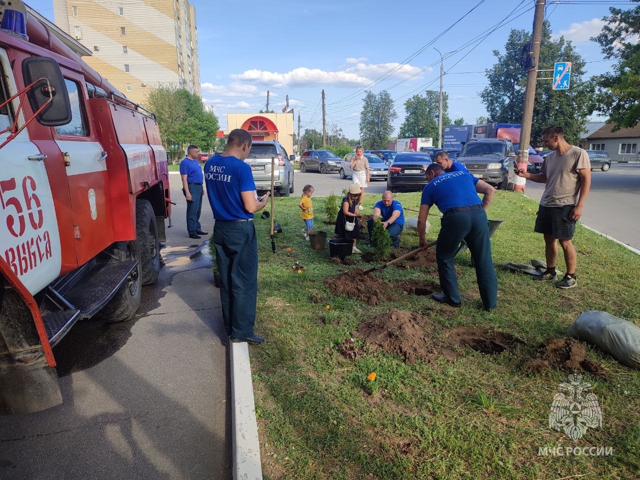 Пожарные высадили деревья в честь Дня России