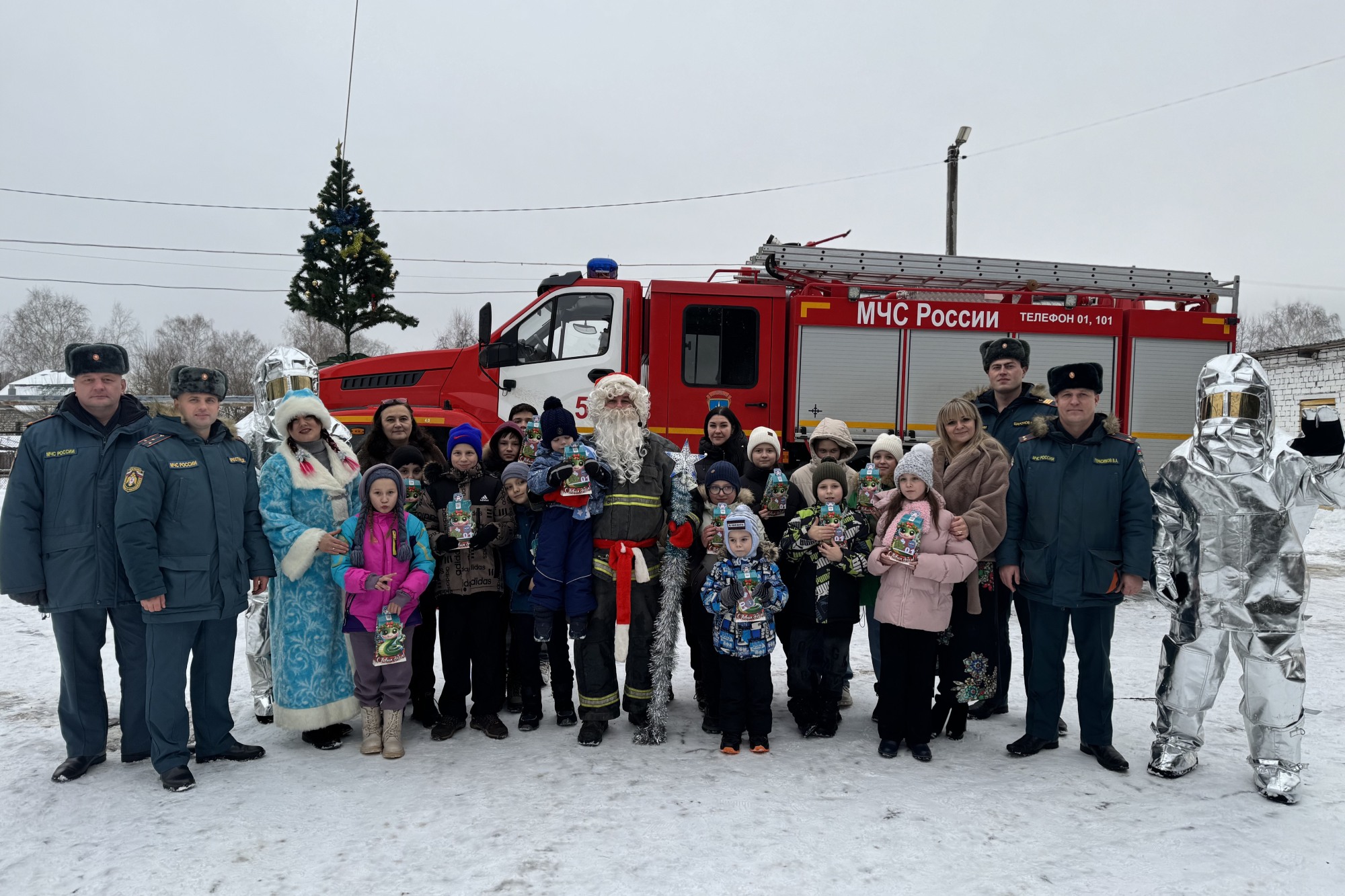 «Пеликанят» поздравили с Днём спасателя и наступающим Новым годом