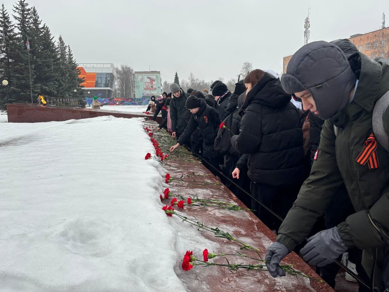 На площади Октябрьской революции объявили минуту молчания в память о жертвах блокадного Ленинграда