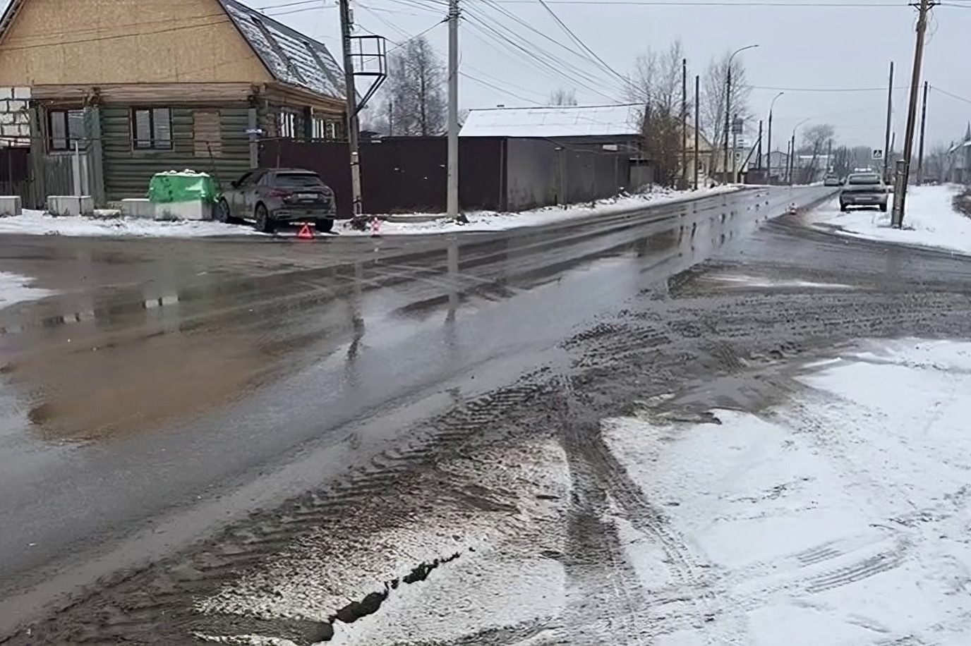 Audi ушёл от столкновения с «Ладой», но врезался в газовую опору