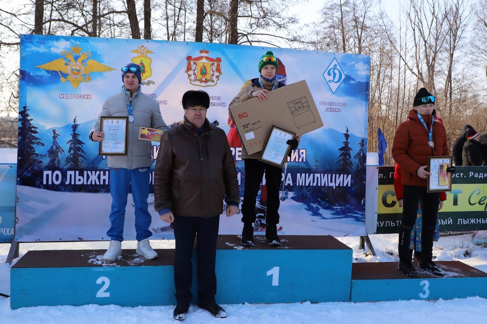 Лыжник Максим Матюгин получил телевизор за победу в Ермиши