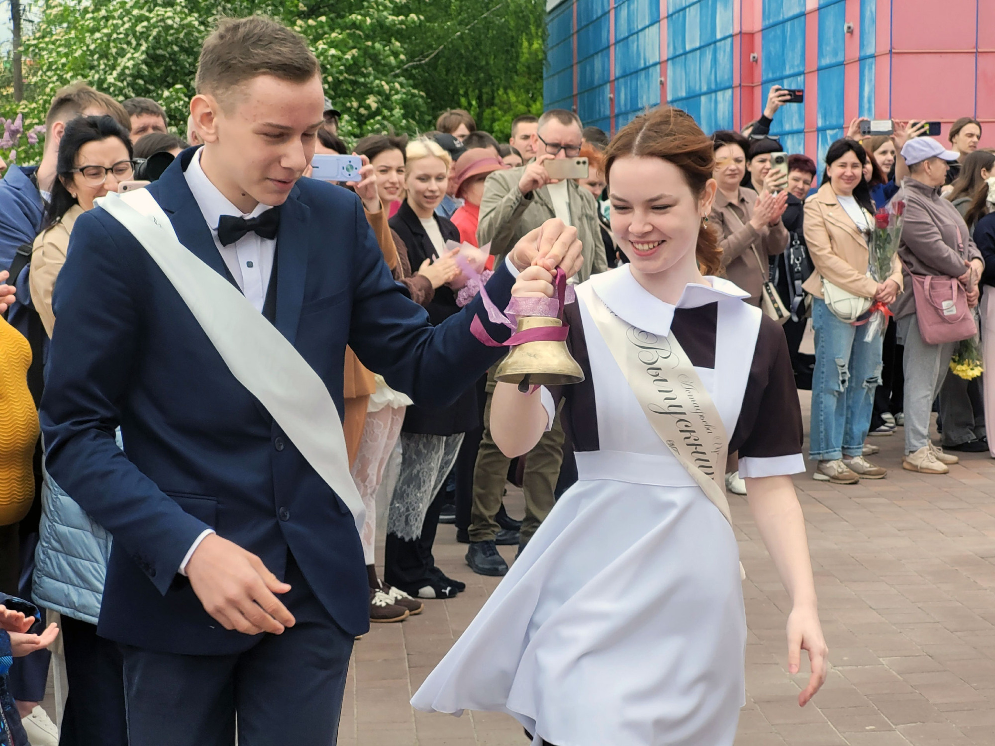 Последний звонок прозвенел для выксунских выпускников