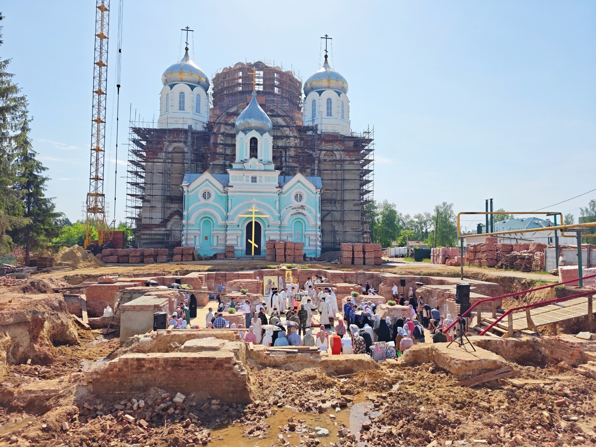На месте разрушенного Иверского храма снова зазвучала молитва