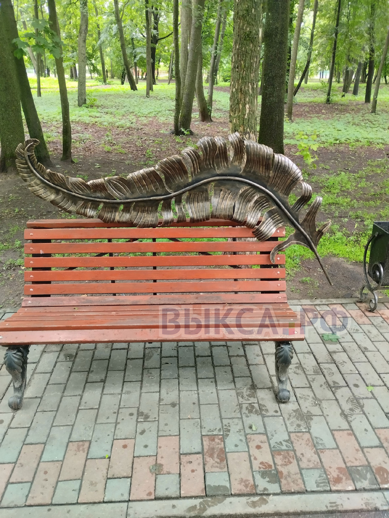 В Выксе зафиксирован очередной случай вандализма: похищена часть инсталляции «Литературная скамья»