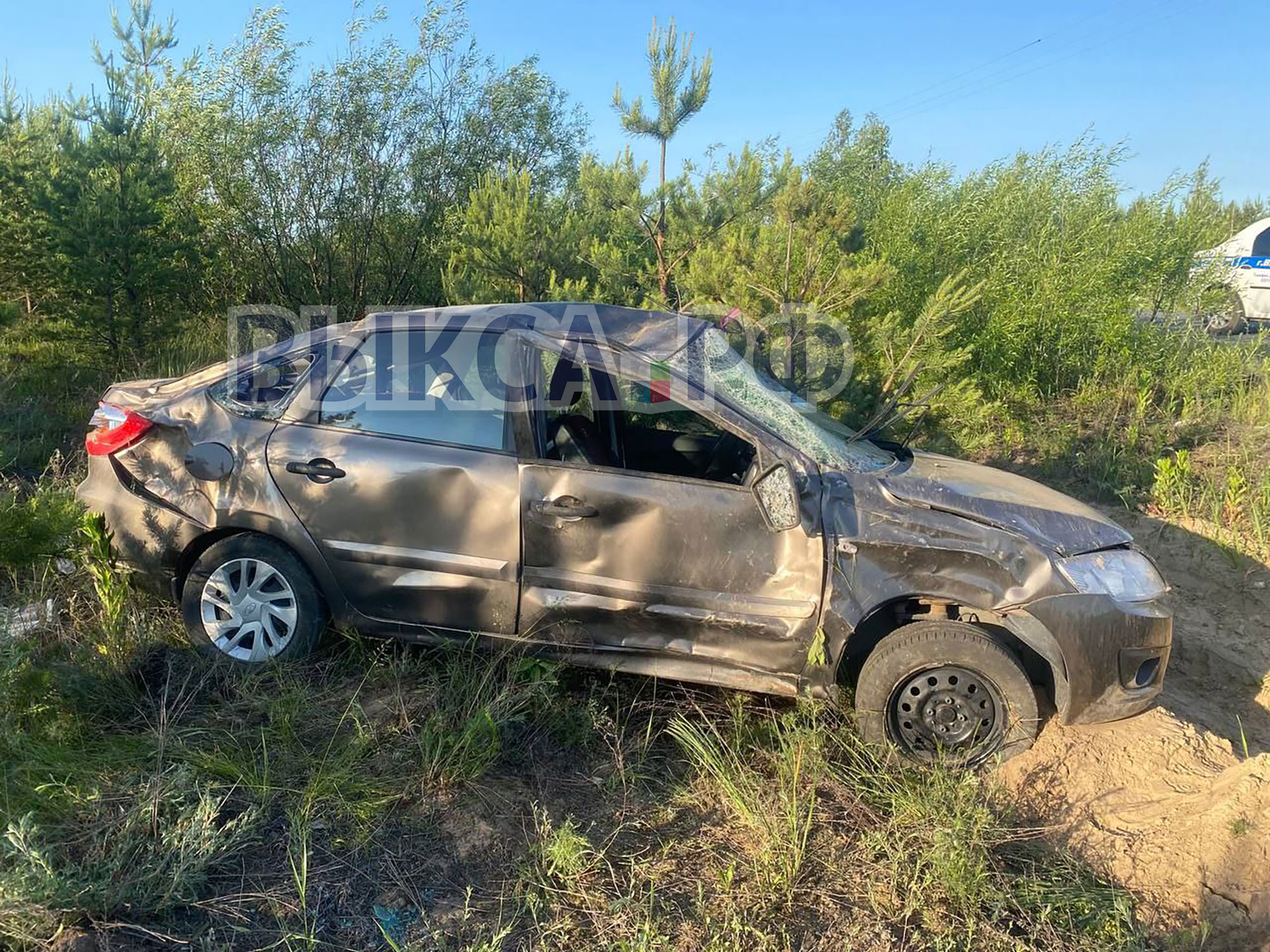 Лада Гранта опрокинулась на трассе у Нижней Вереи