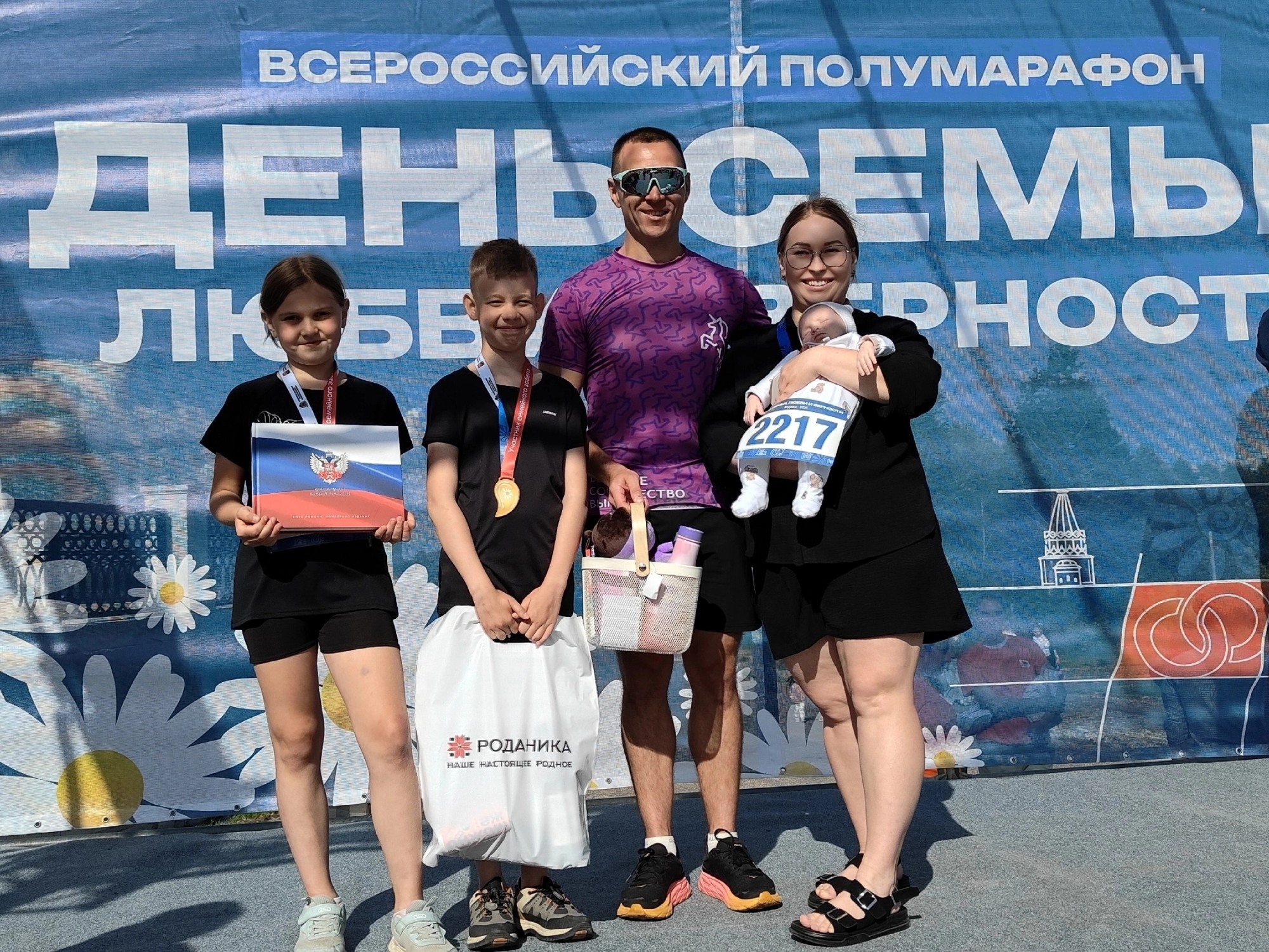 Спит, но бежит: малыш из Выксы стал героем полумарафона в Муроме
