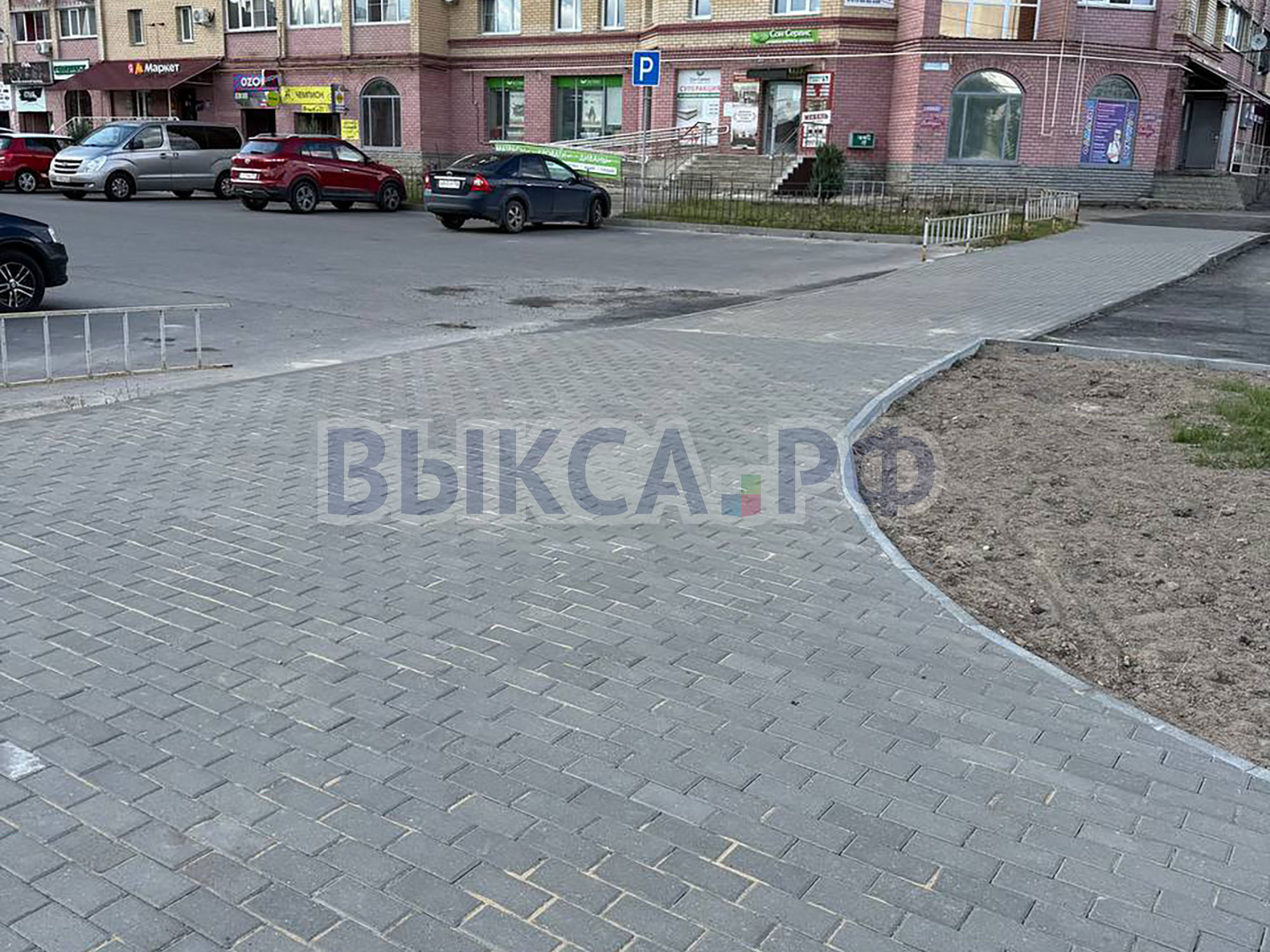 Бетонные вазоны закрыли проезд по пешеходной зоне
