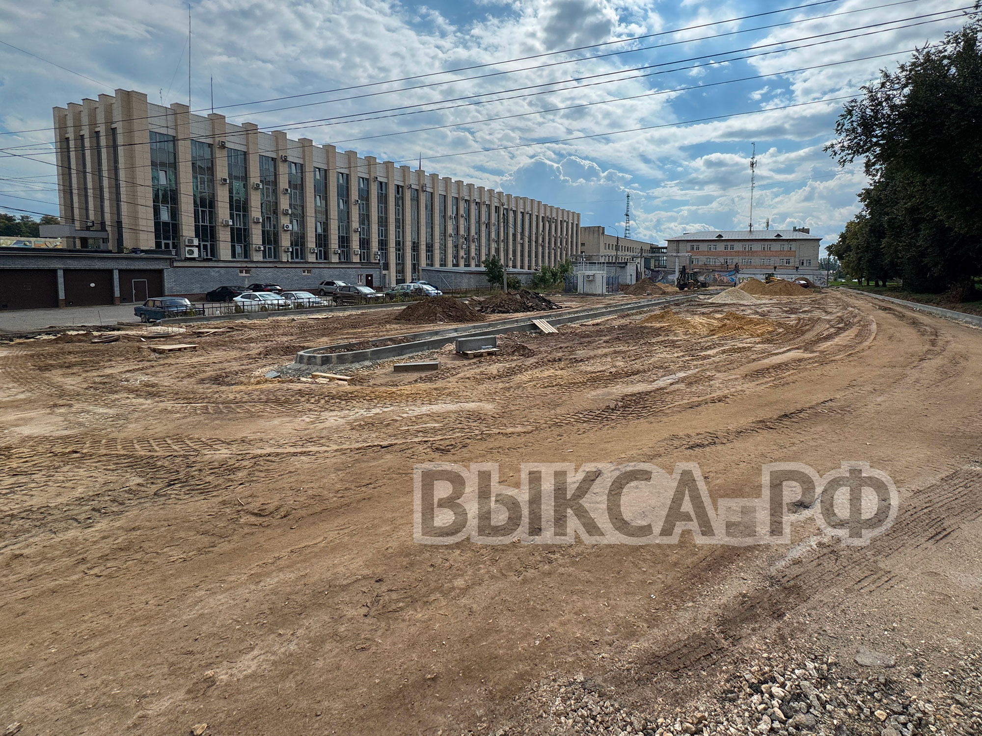 Новую парковку строят за зданием Администрации округа Выкса
