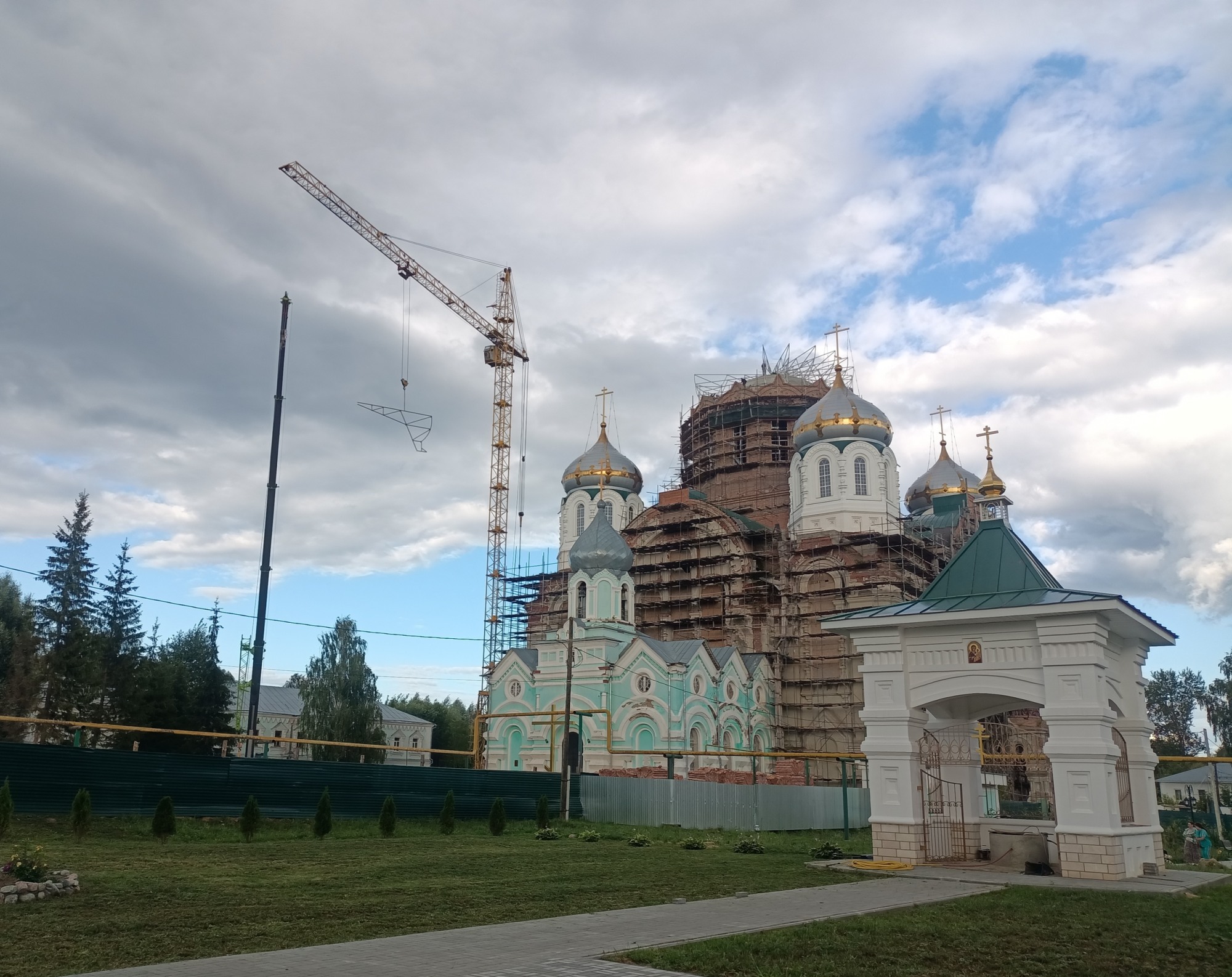 На Троицком соборе Иверского монастыря началась сборка металлоконструкции купола
