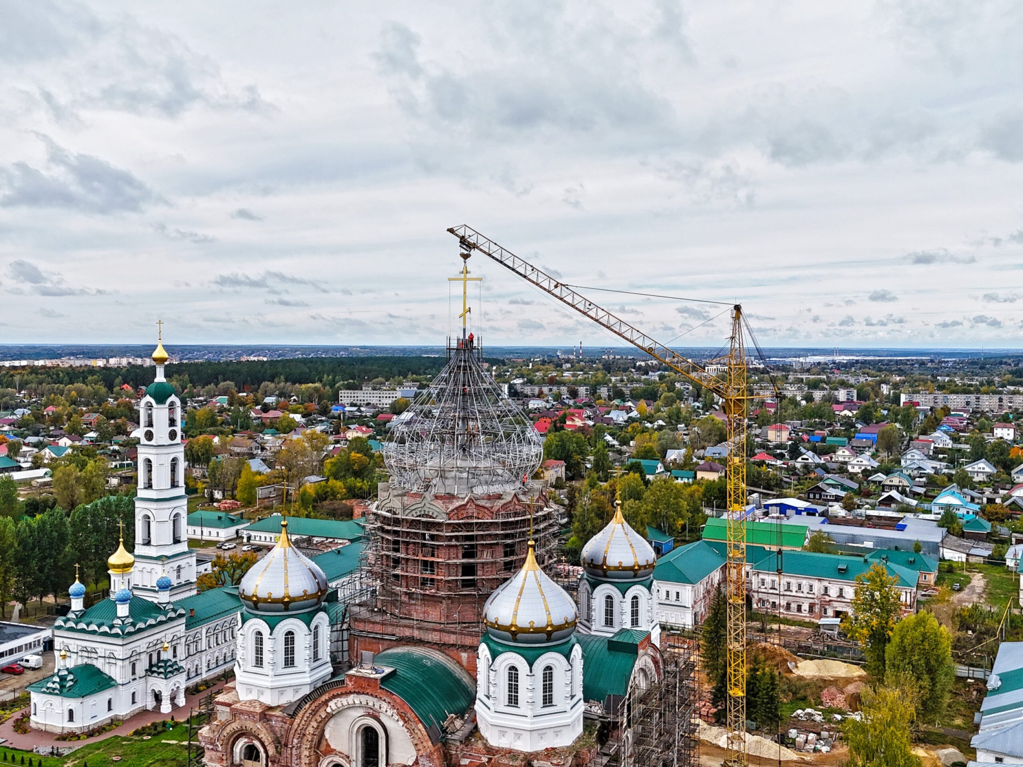 На центральный купол Троицкого собора Выксунского Иверского монастыря подняли крест