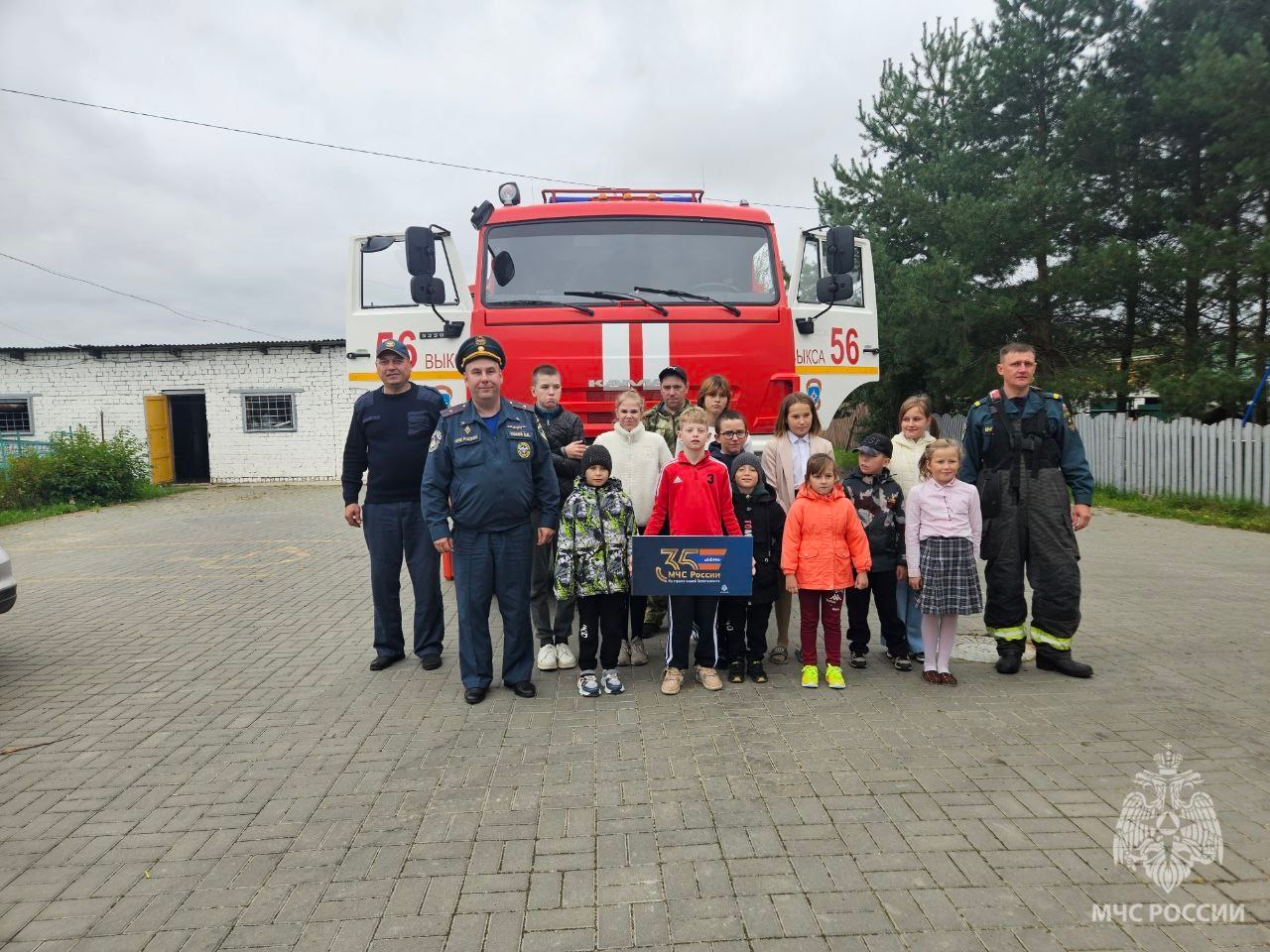 Выксунские пожарные совершили одно из 35 добрых дел: навели порядок и научили детей безопасности