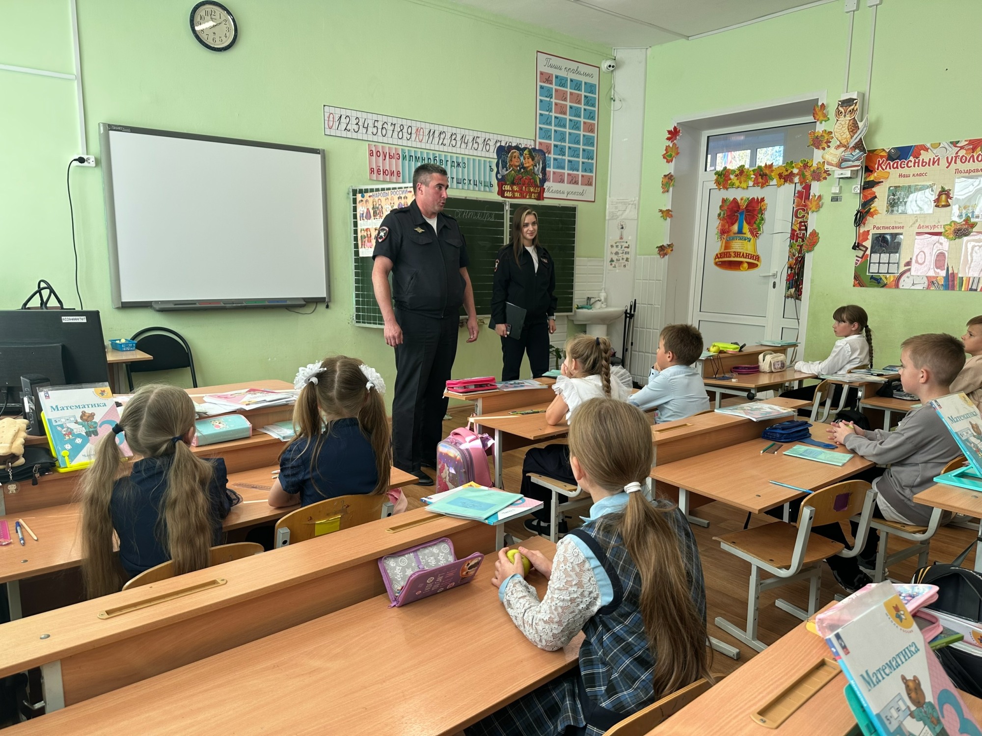 Важные гости в школе №12: сотрудники ГИБДД рассказали о правилах дорожной безопасности