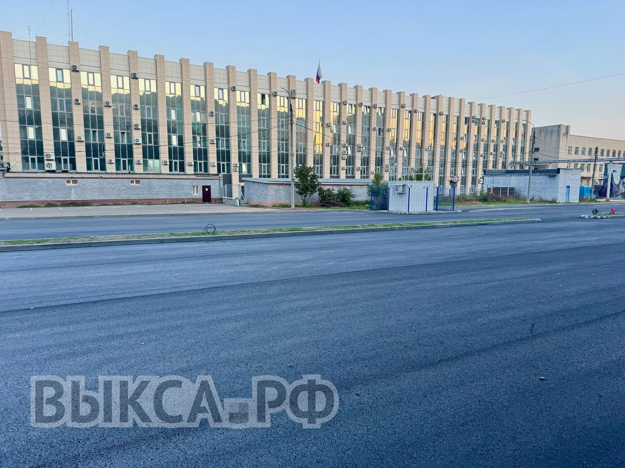 На новой парковке за зданием Администрации округа Выкса положили асфальт