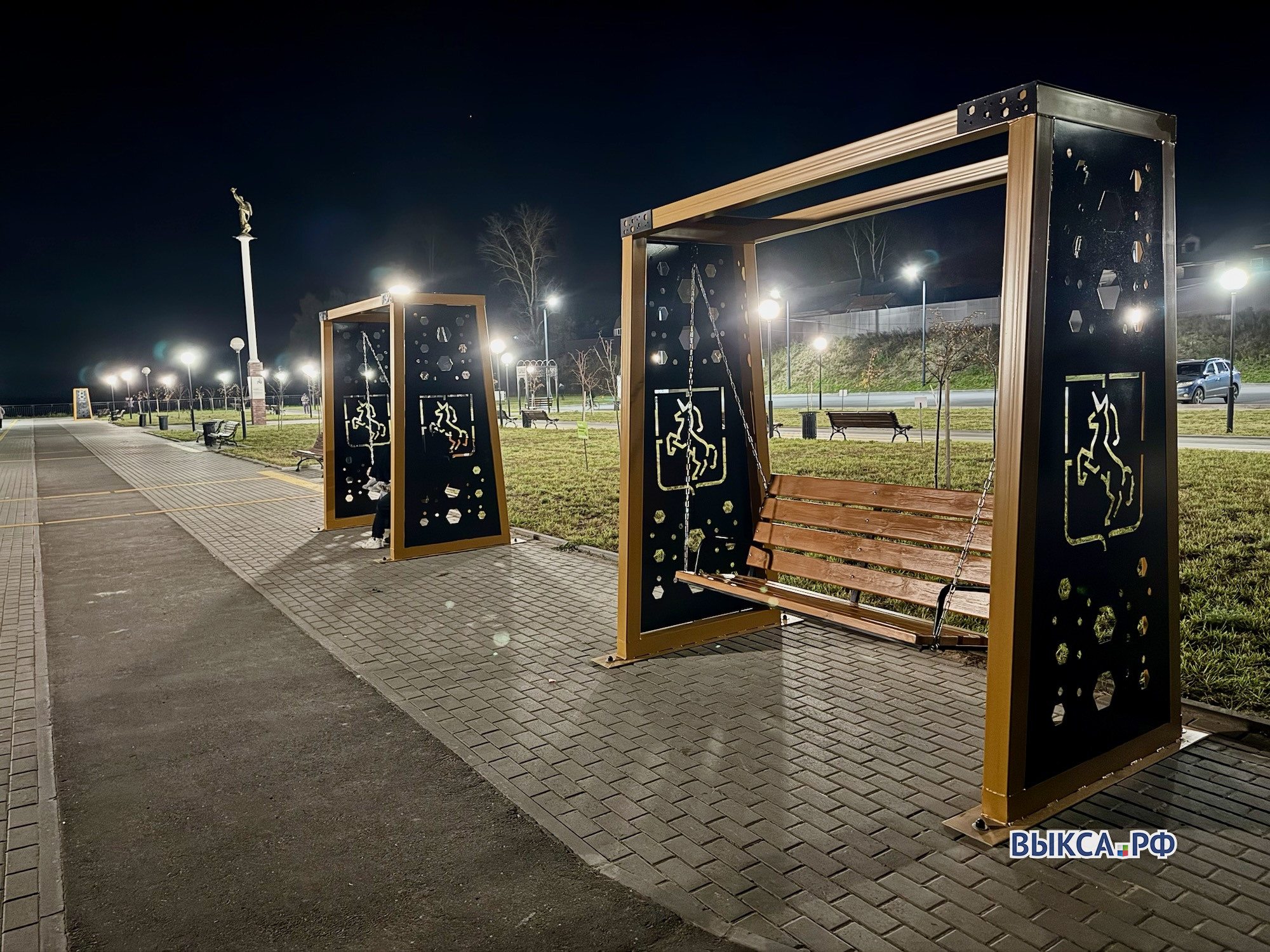 Новые качели на набережной в Шиморском