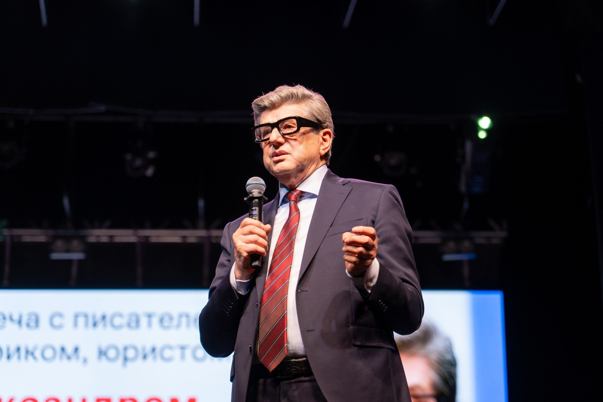 Писатель и историк Александр Звягинцев провел встречу с металлургами ОМК