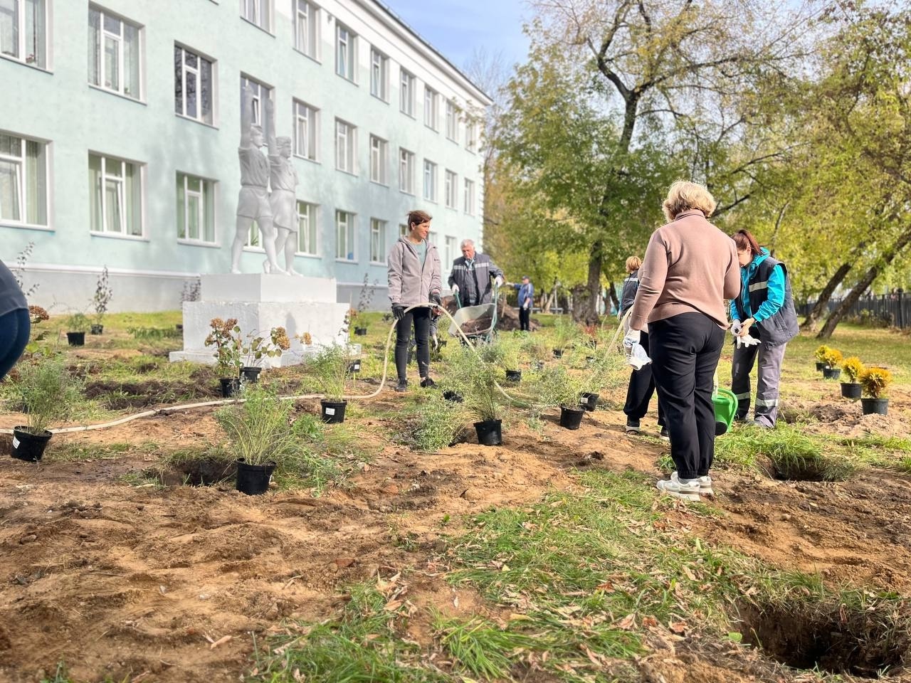 «Цветочная дружина» украсила школьный двор