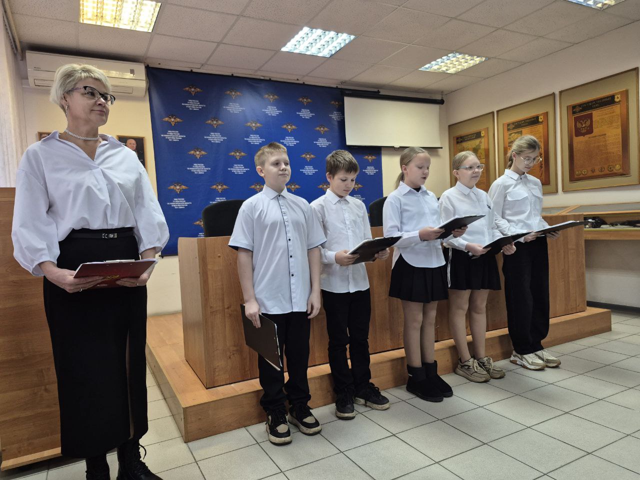 Учащиеся Мотмосской школы поздравили полицейских с Днем сотрудника органов внутренних дел