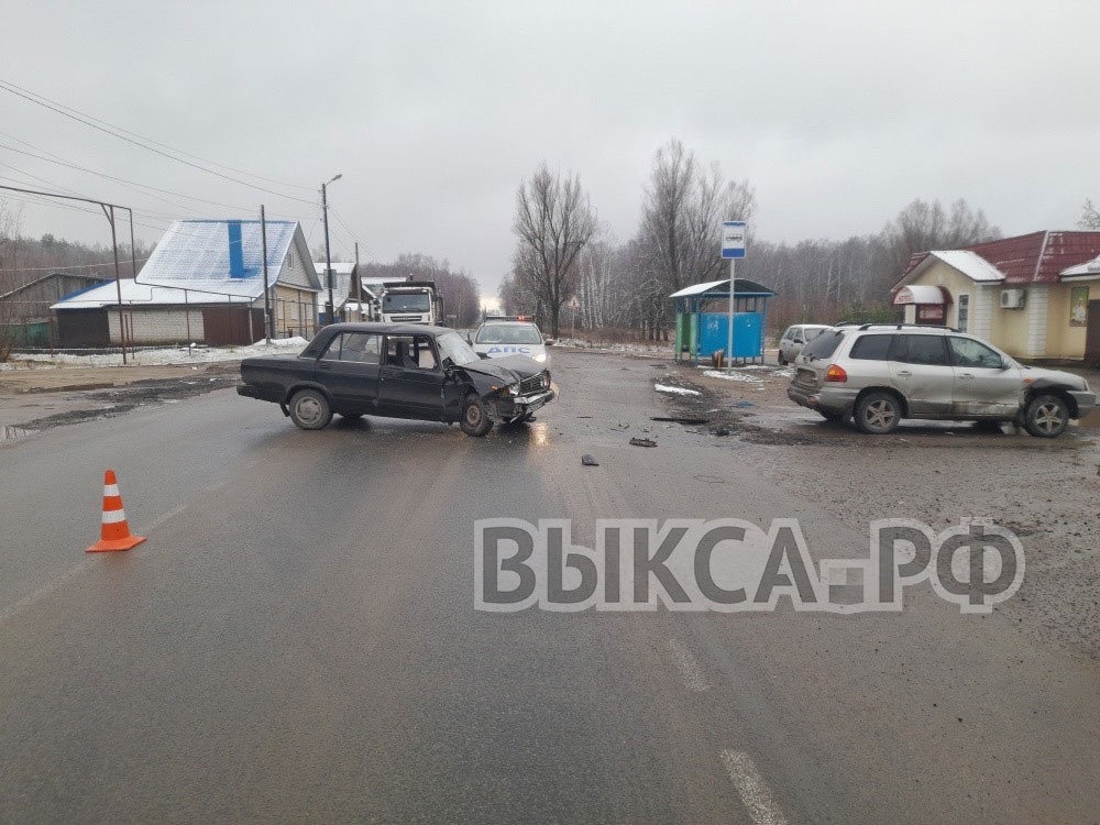 В Досчатом столкнулись Hyundai Santa Fe и LADA