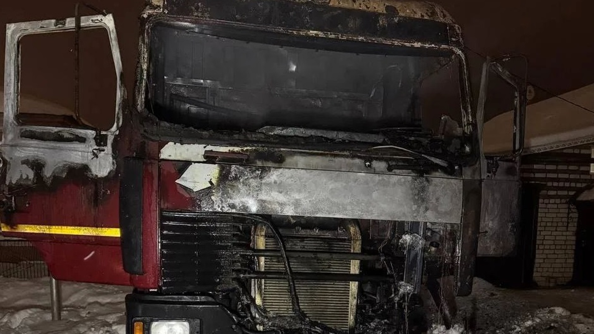 Мужчина погиб в горящем грузовике в поселке Ближне-Песочное