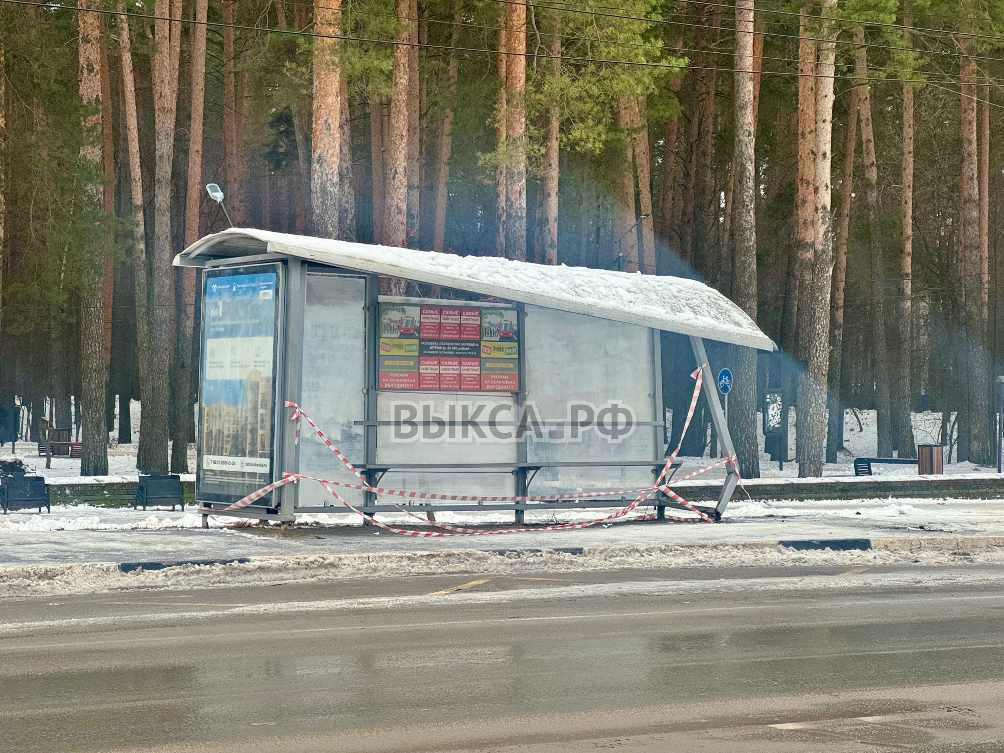 Неизвестный автомобиль снёс остановку напротив Вечного огня