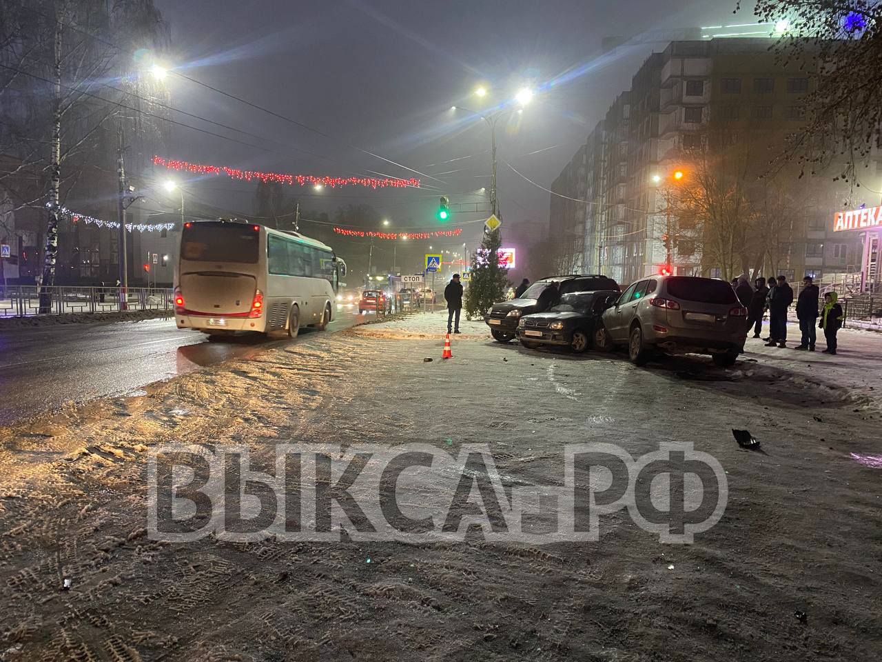 Пьяный водитель без прав протаранил 2 авто на парковке