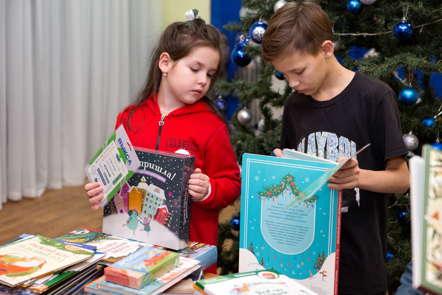 Подарите детям книгу: в акции «С миру по ёлке» стартовал сбор книг для библиотеки