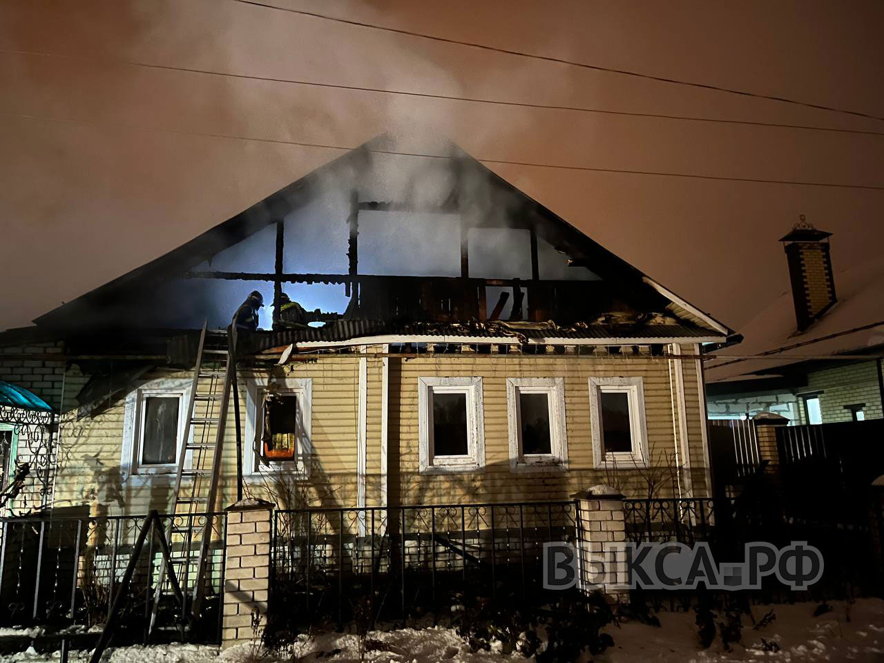 На улице Ленинградская горел дом: идет сбор средств погорельцам