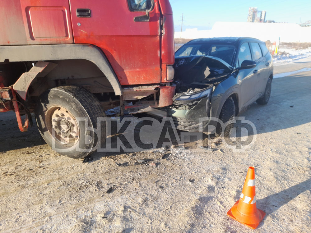 В ДТП с грузовиком и Geely пострадали четыре человека