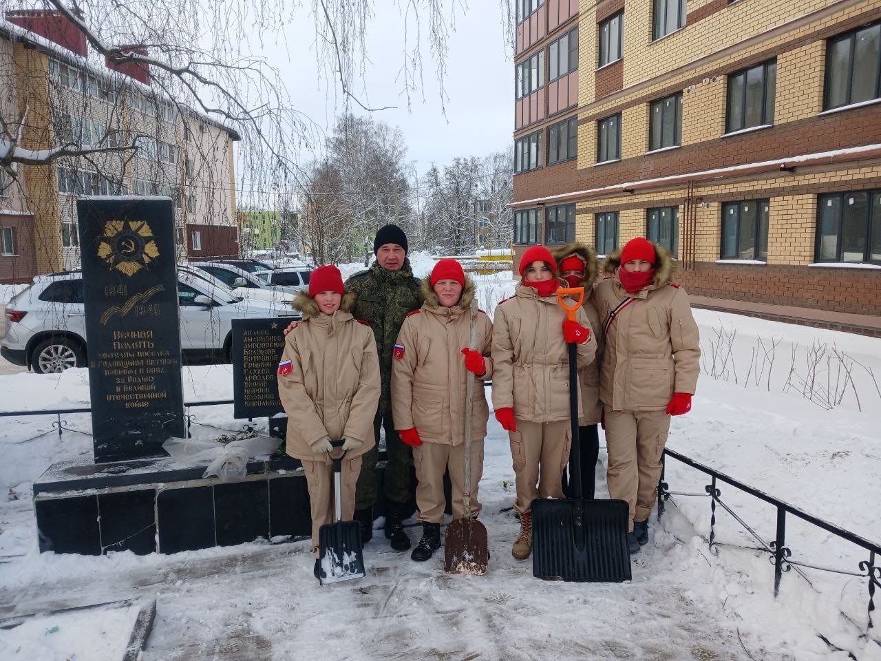 Юнармейцы Выксы очистили мемориал в честь 83‑й годовщины прорыва блокады Ленинграда