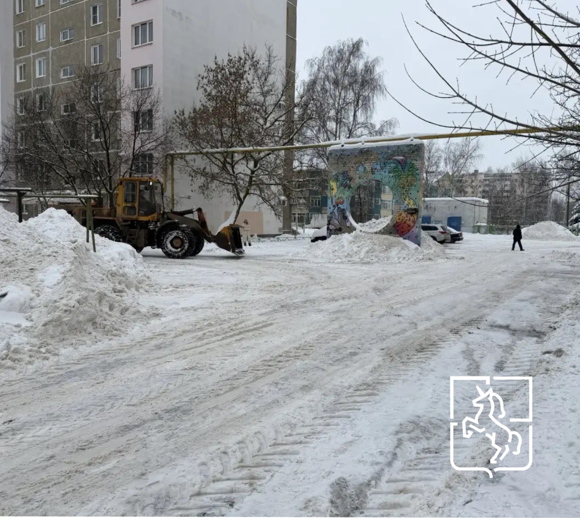 Дорожные и коммунальные службы продолжают расчистку улиц и дворов после снегопадов