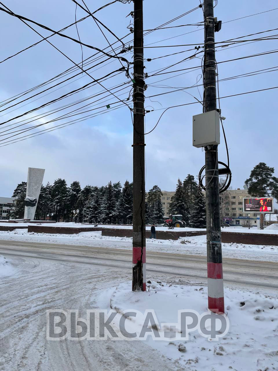 Падающие столбы возле «Треста»