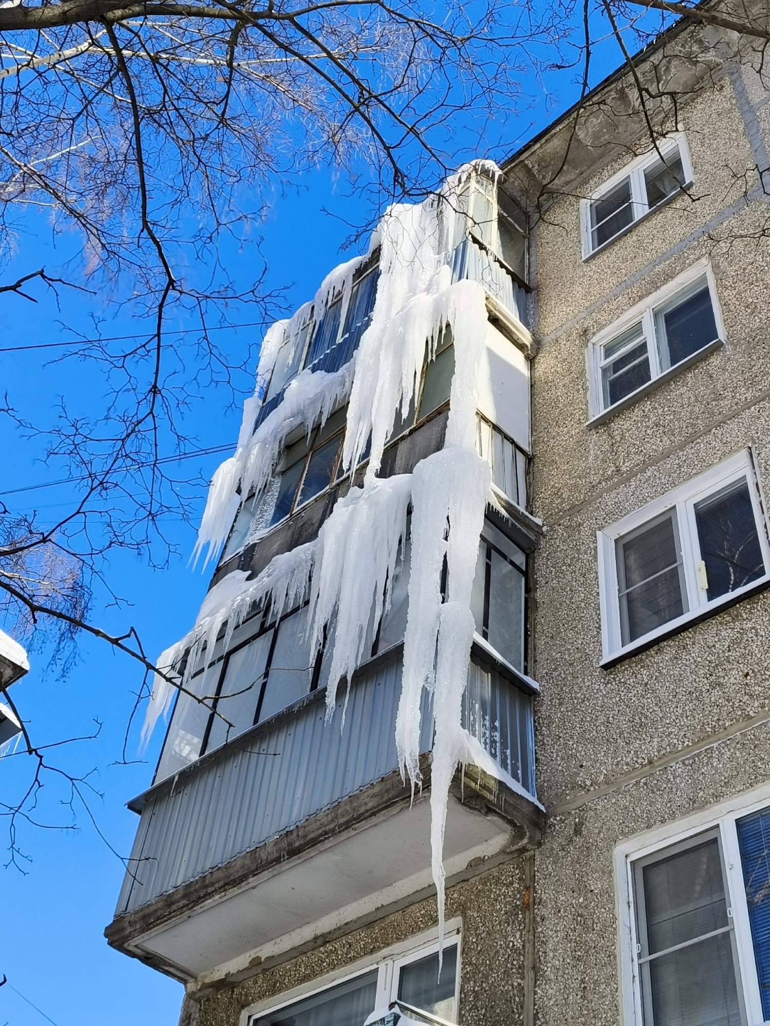 Самовольно установленные кондиционеры и козырьки над балконами служат причиной образования наледи и сосулек