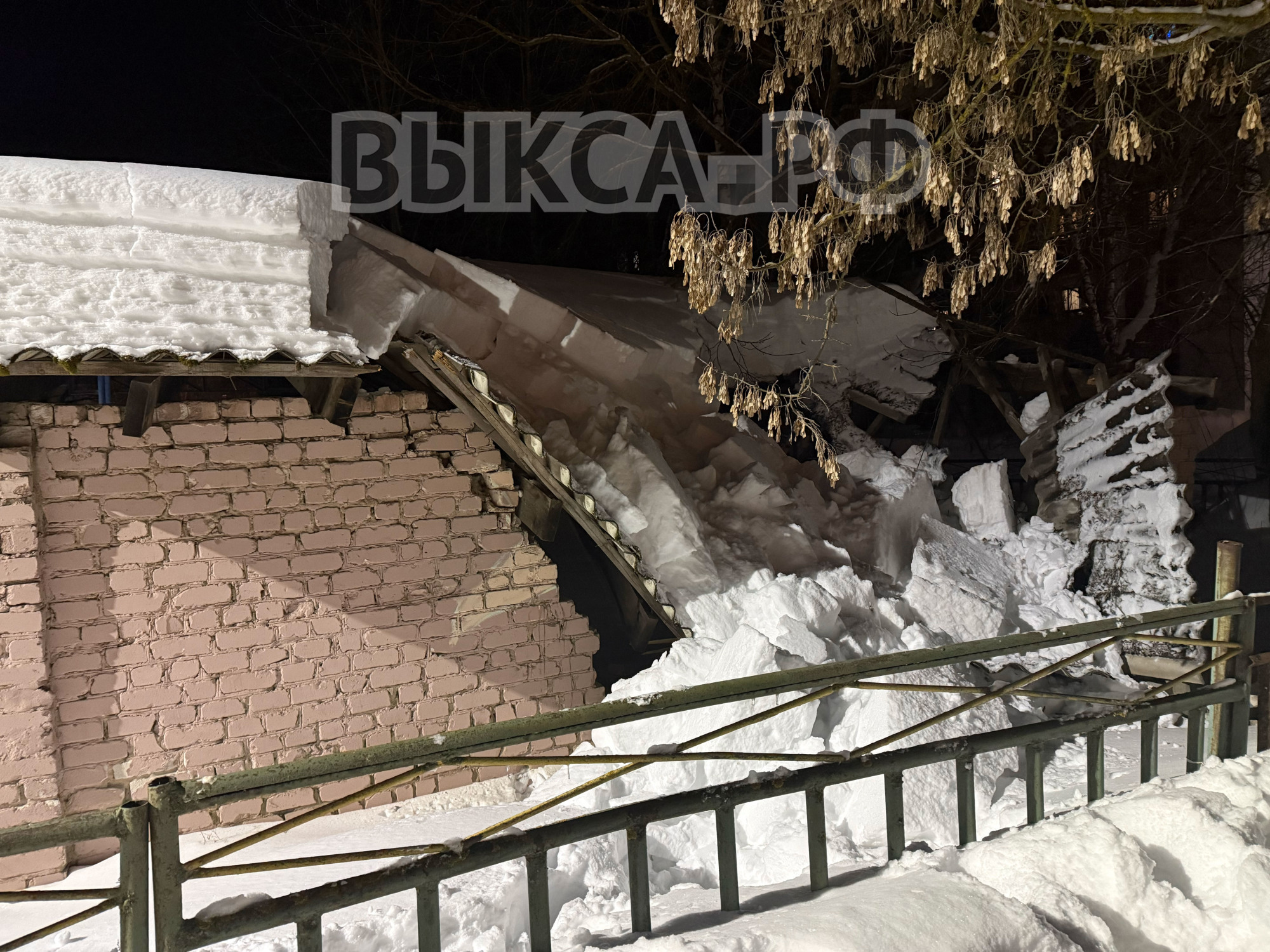 Рухнула крыша веранды