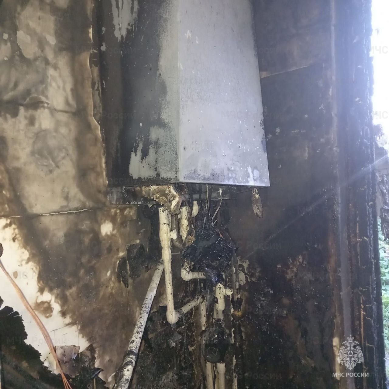 Из-за неосторожного обращения с огнём в Досчатом едва не сгорел дом