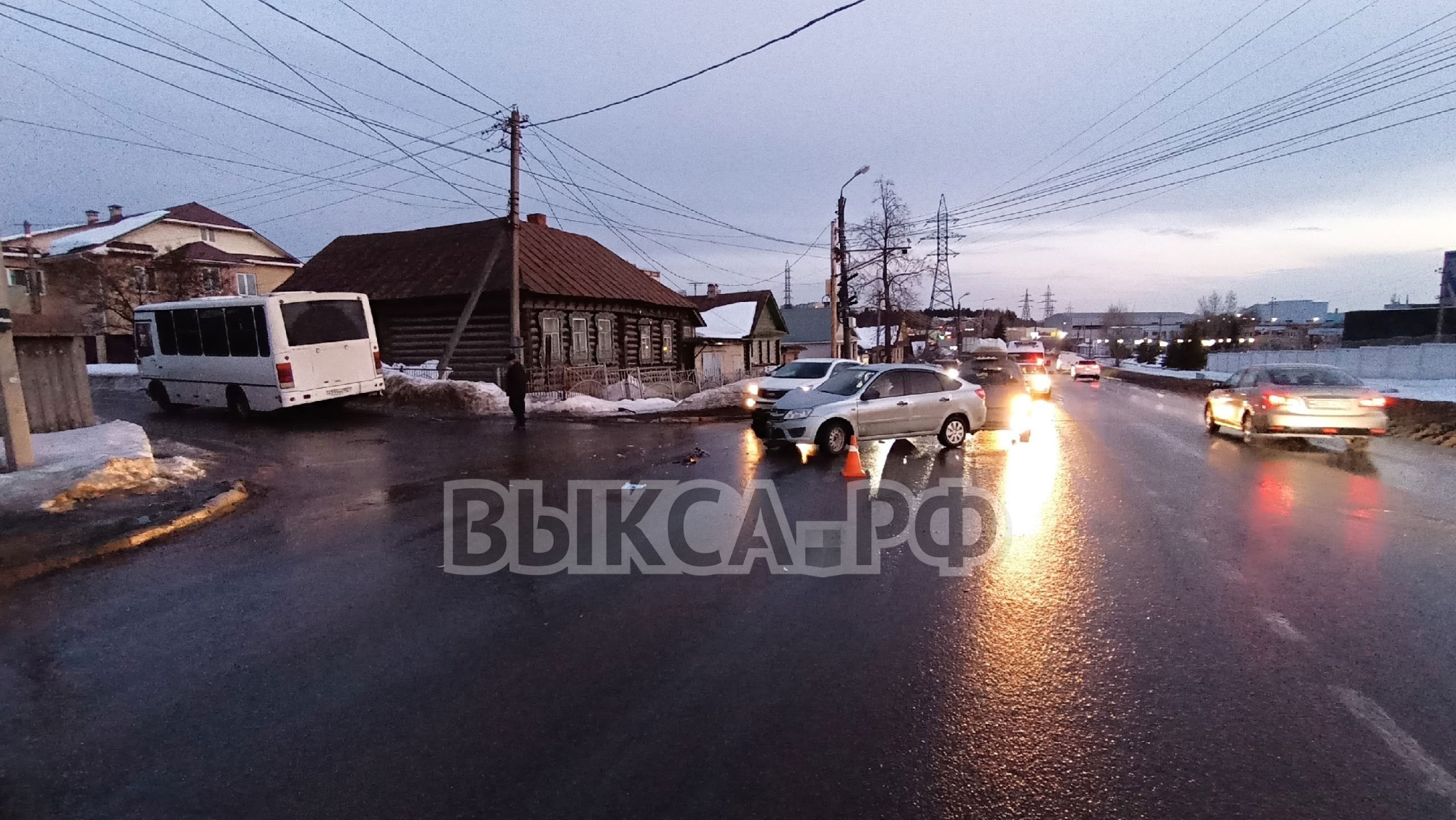 ДТП на Красных Зорях: столкнулись автобус ПАЗ и ВАЗ