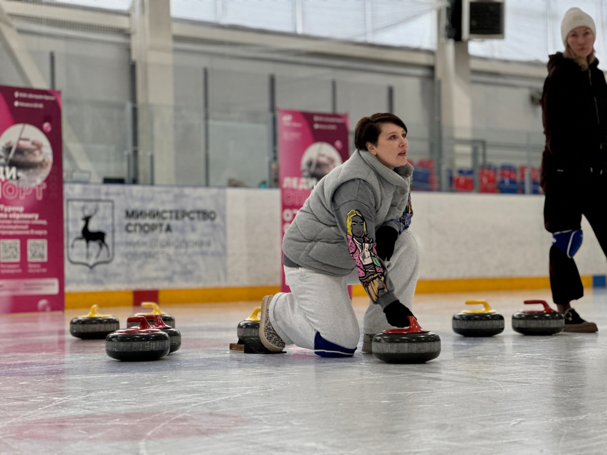 В ФОКе «Баташев Арена» прошёл турнир по керлингу «Леди Спорт»