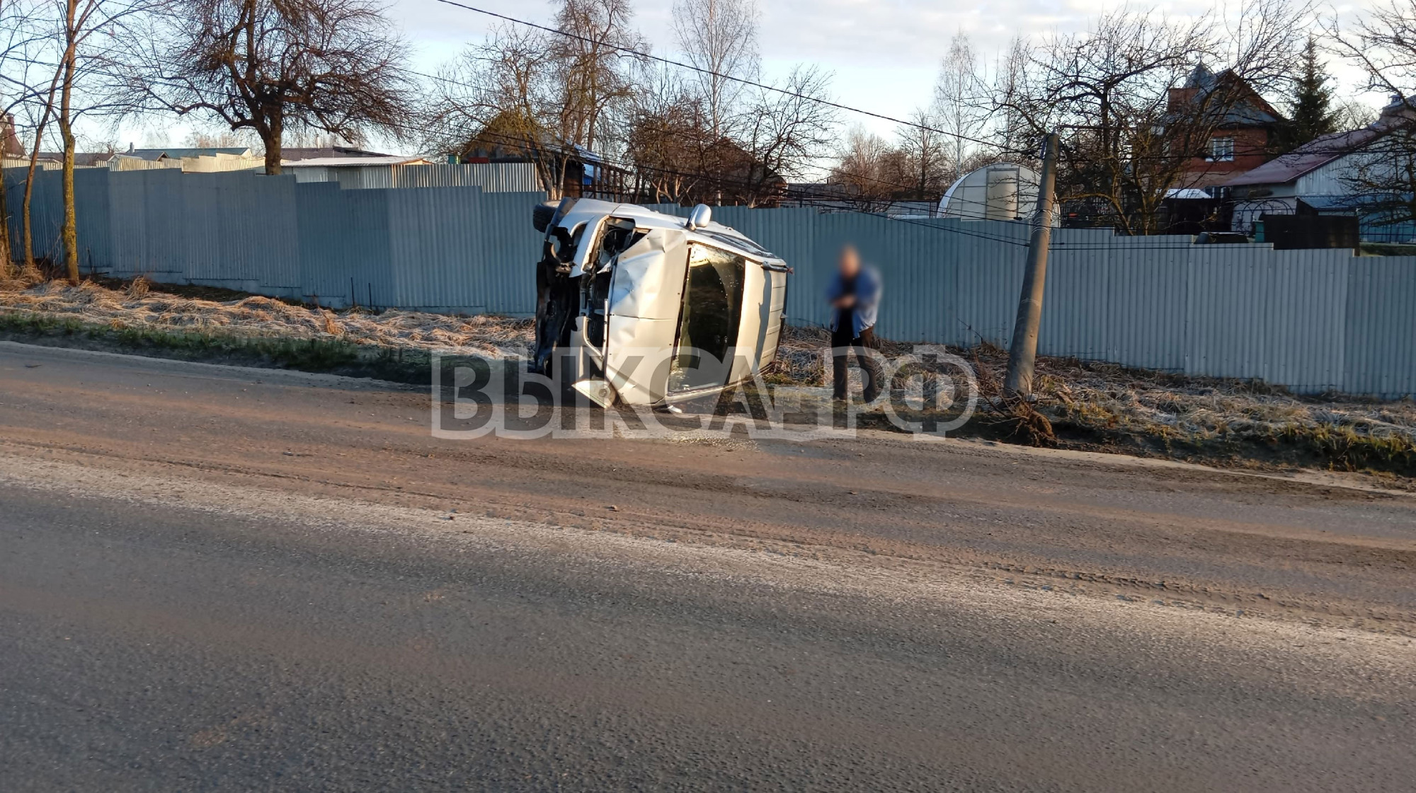 На Антоповской горе водитель SsangYong опрокинул автомобиль после наезда на опору ЛЭП