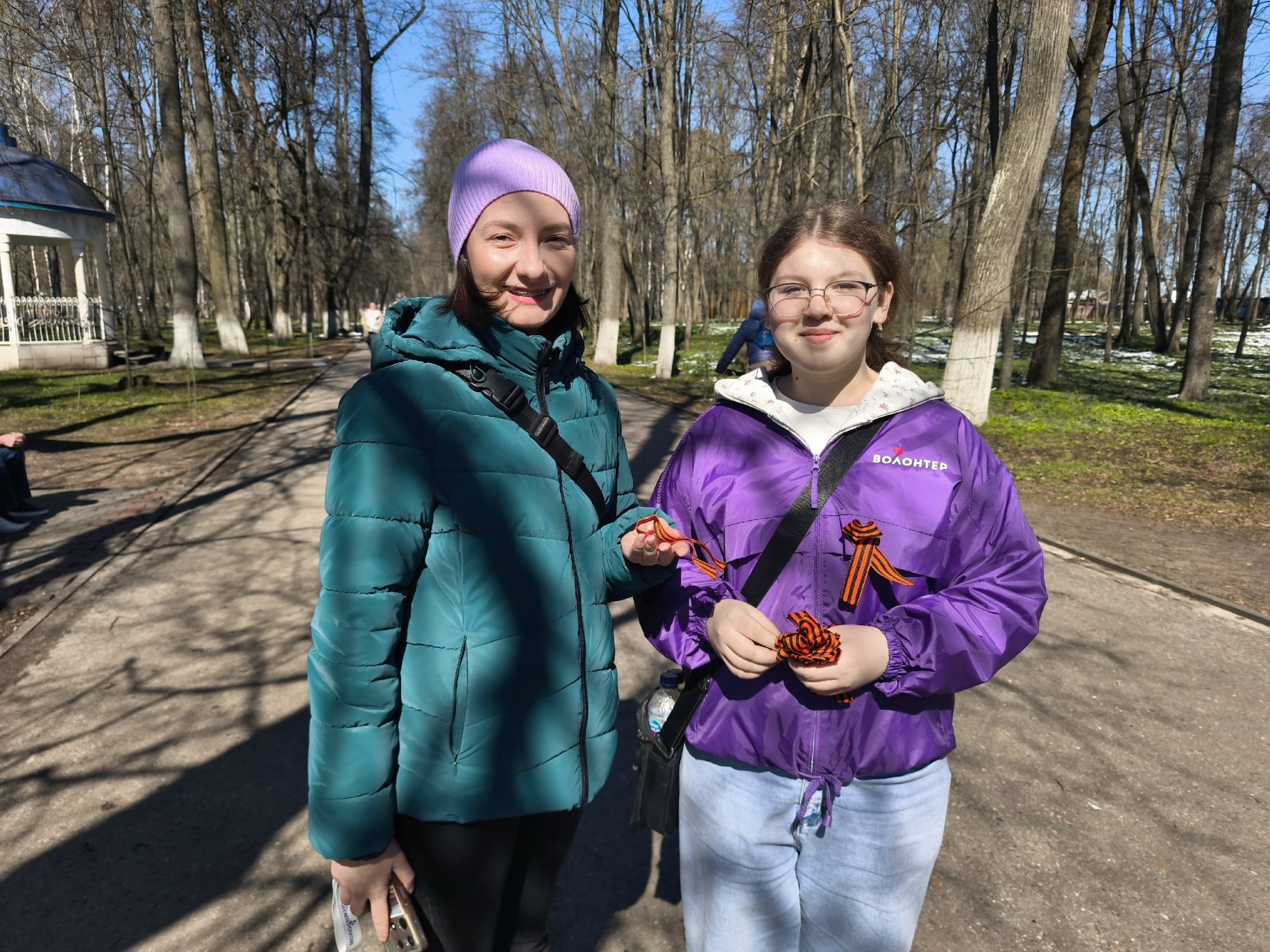 В Выксе волонтёры раздавали георгиевские ленточки в знак памяти о подвиге предков