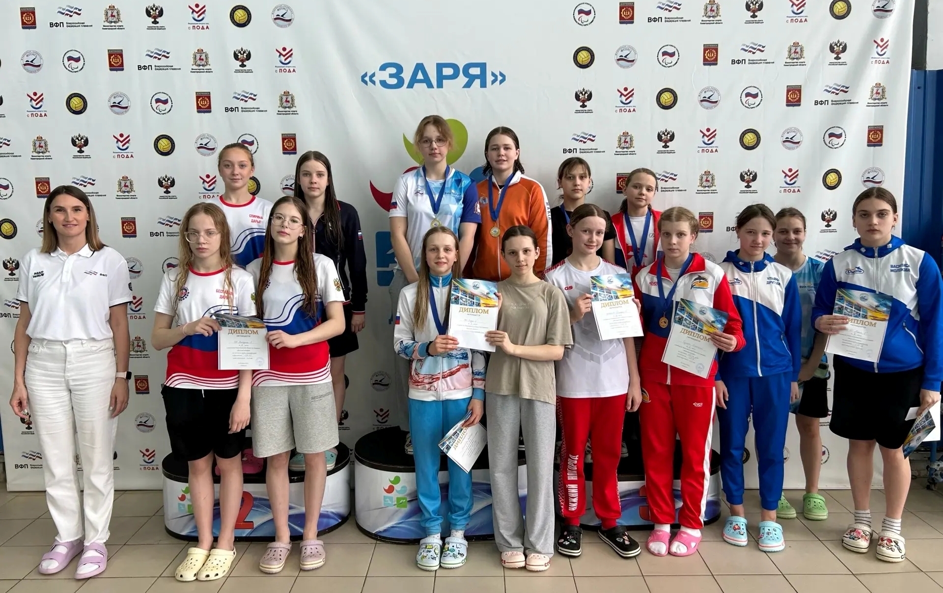 «Весёлый дельфин»: выксунские пловцы завоевали серебро в эстафетах и вошли в топ-5 командного зачёта 🏊‍♂️🥈