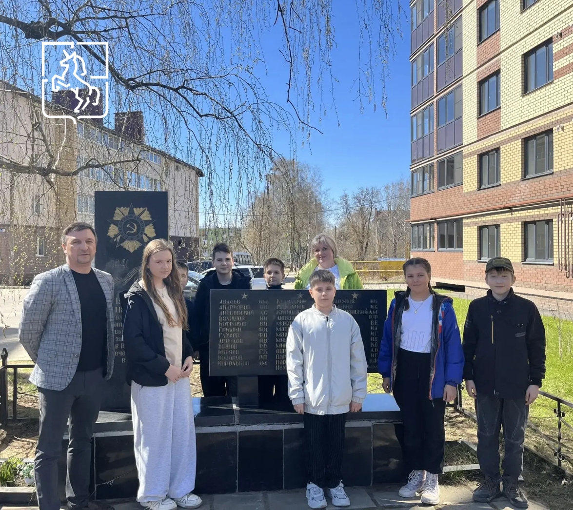 Ученики школы №11 вышли на субботник к мемориалу на улице Красные зори