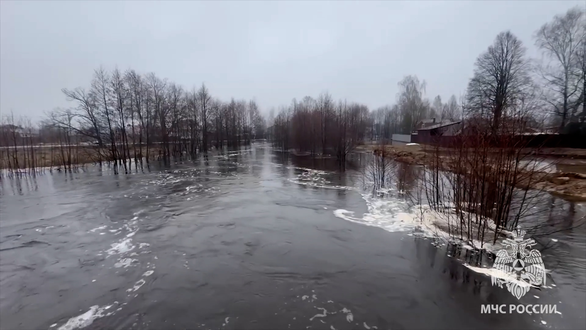 выкса.рф, Пожарные МЧС России борются с последствиями подтоплений в поселке Проволочное