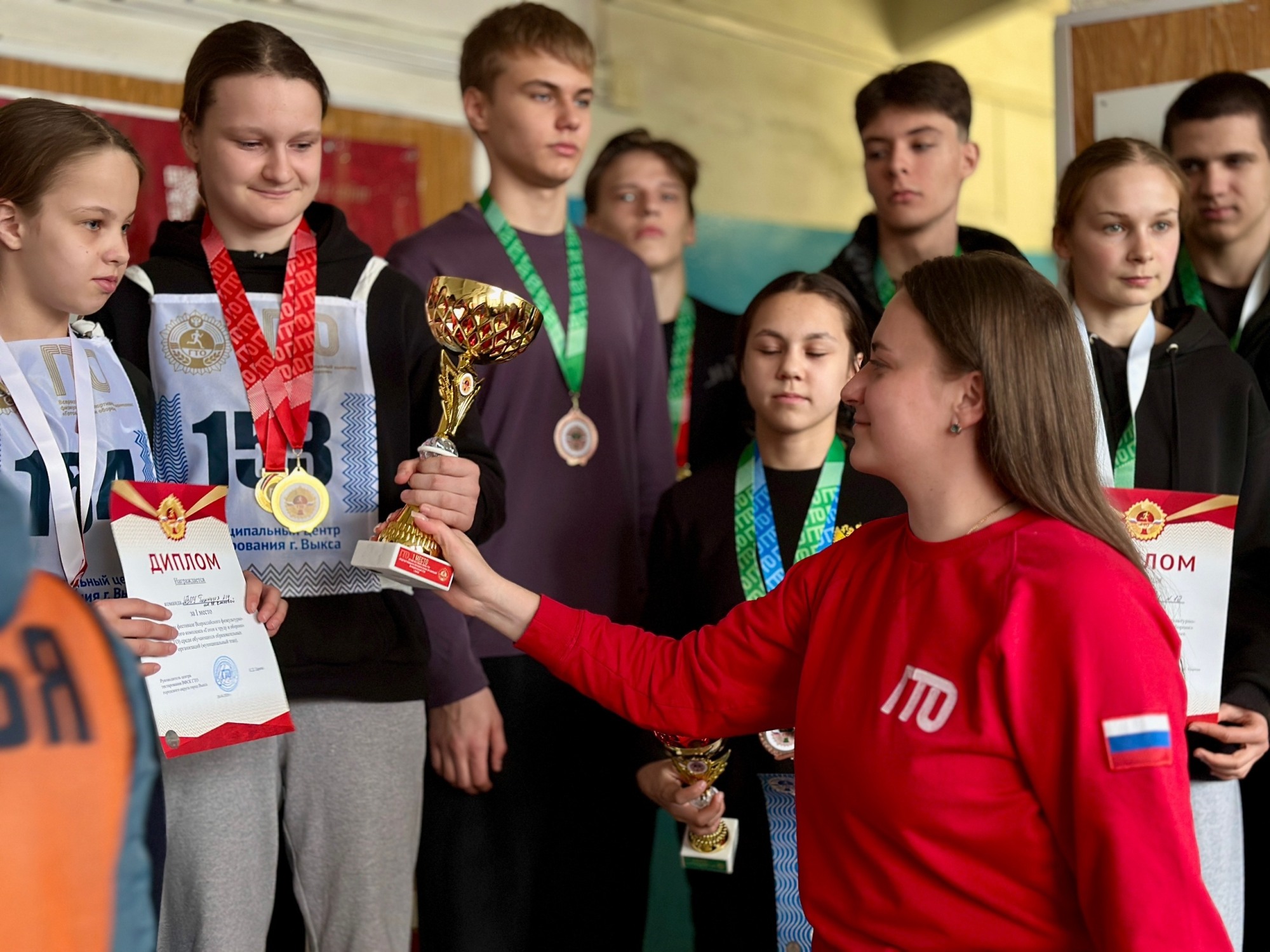 Бег, прыжки, подтягивания: 48 школьников сразились за значки ГТО на «Металлурге»