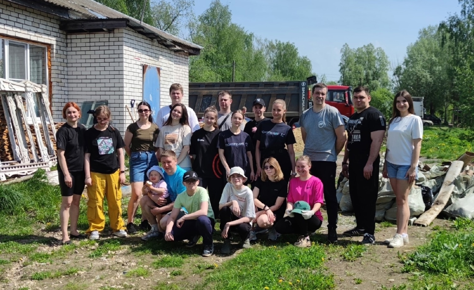 ♻️ 100 мешков мусора и чистый двор: волонтёры навели порядок у инклюзивного центра в Шиморском