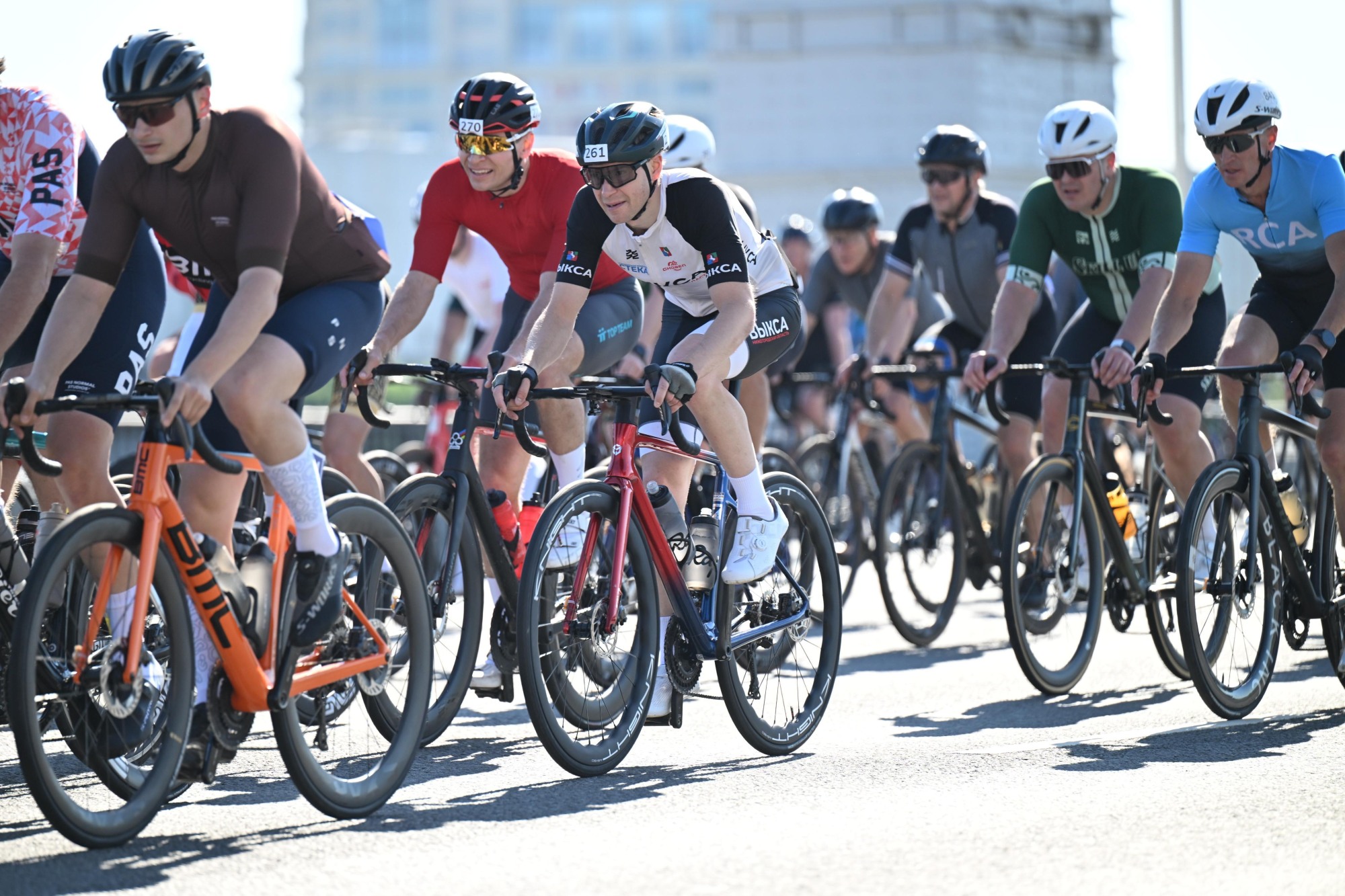 🚴♂️ Александр Чистяков выиграл велогонку «Садовое кольцо» в Москве, несмотря на падение в группе