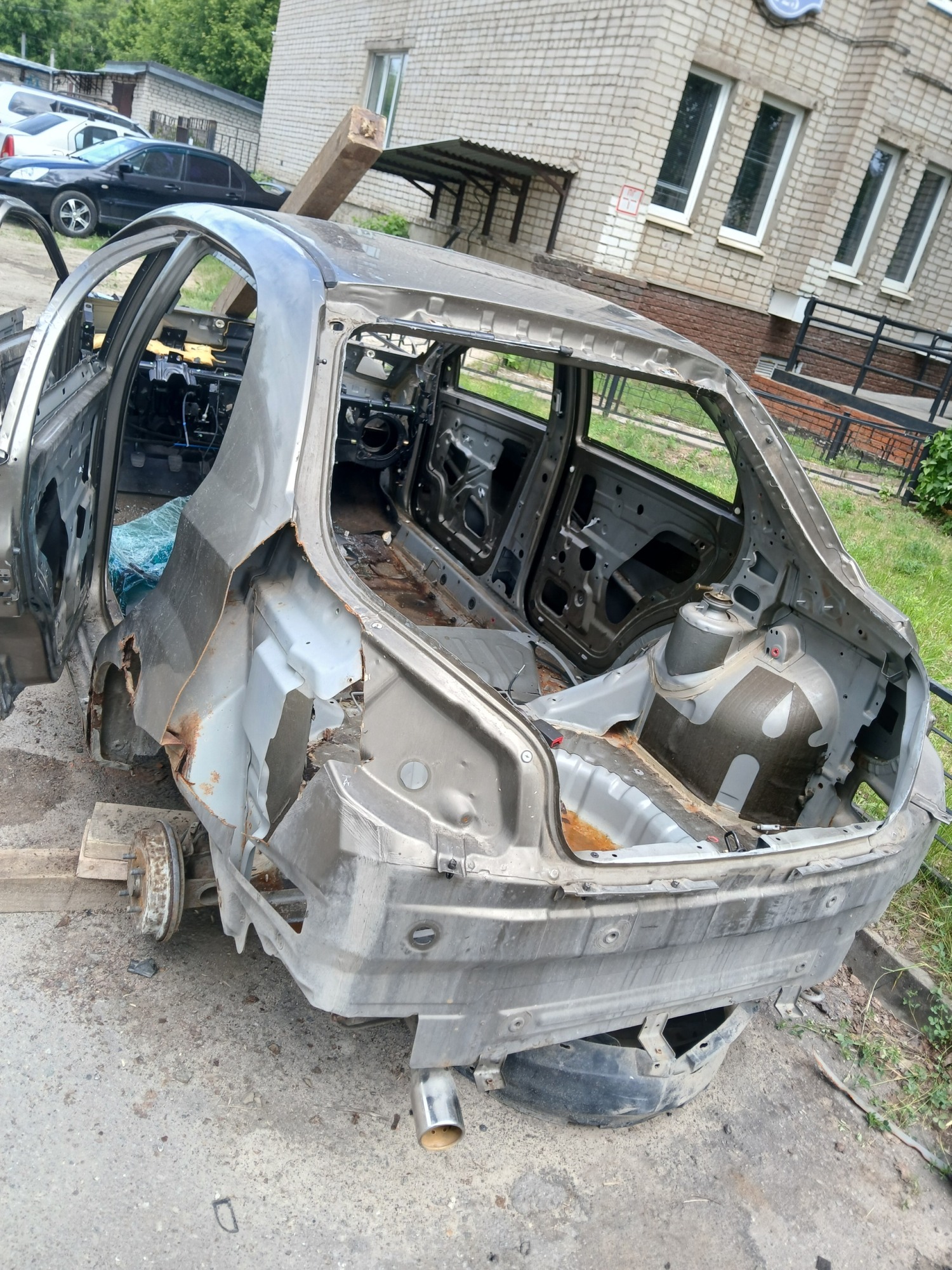 🚗 В Выксе ищут владельцев 6 бесхозяйных автомобилей на Корнилова